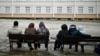 "Тут чувствую себя беженцем, но буду пробовать остаться". Захотят ли украинцы вернуться домой из Европы после окончания войны?
